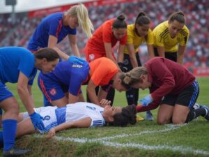 Drama en la cancha: Futbolista colapsa en pleno partido de la Liga Femenil de EU
