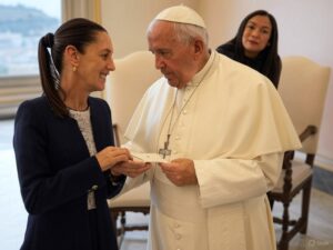 SHEINBAUM BUSCA APROXIMARSE AL VATICANO CON INVITACIÓN AL PAPA LEÓN XIV