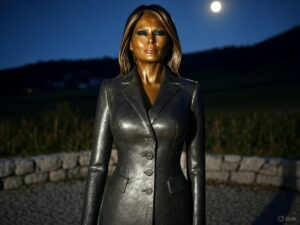 Roban en Eslovenia una estatua de bronce de Melania Trump: misterio en su ciudad natal
