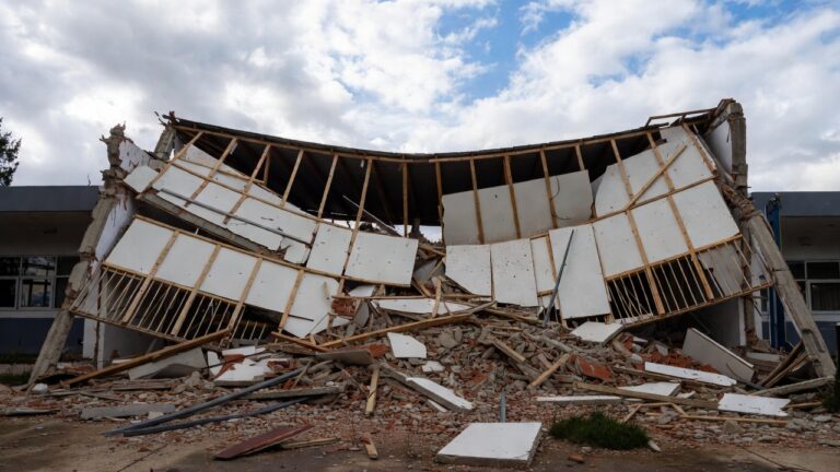 Derrumbe en Escuela Edomex por Lluvias Deja Dos Lesionados