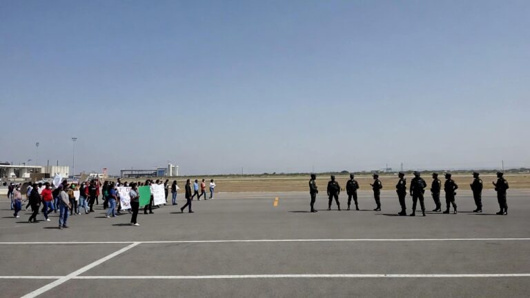 Bloqueo en Aeropuerto de Puerto Escondido Suspende 18 Vuelos