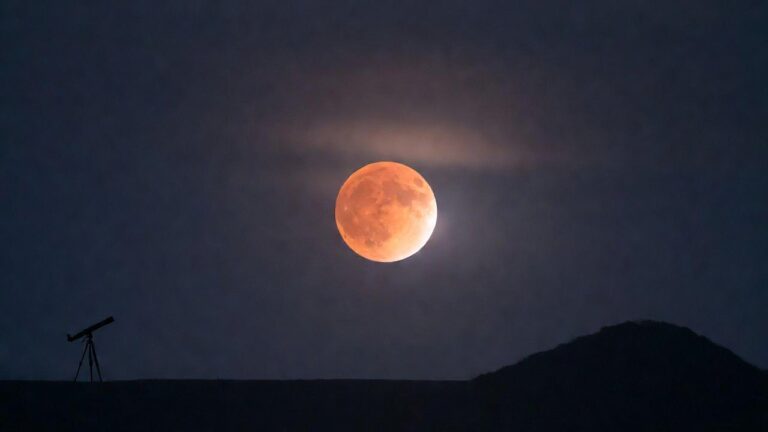 Eclipse Total de Luna: La Luna de Sangre Ilumina el Cielo